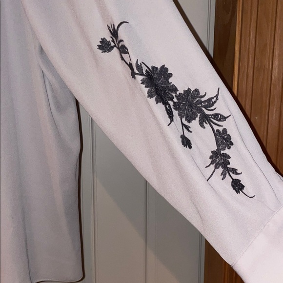 Simply Vera Vera Wang Light Pink Tunic with Navy Sleeve Embroidery - Picture 4 of 7